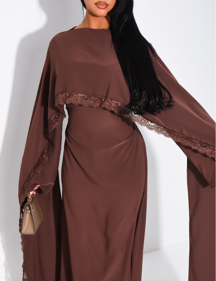 Langes, tailliertes Kleid mit Spitzenbesatz am Cape