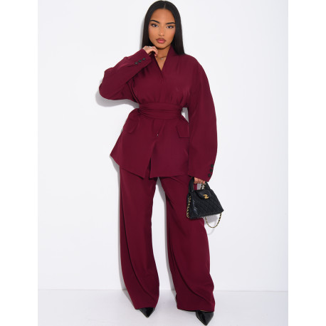 Ensemble de tailleur pantalon et blazer assorti d'une ceinture