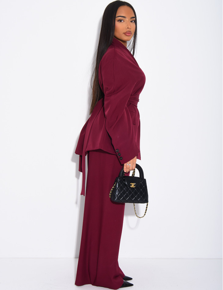 Ensemble de tailleur pantalon et blazer assorti d'une ceinture