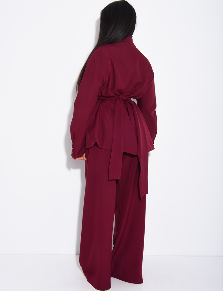 Ensemble de tailleur pantalon et blazer assorti d'une ceinture