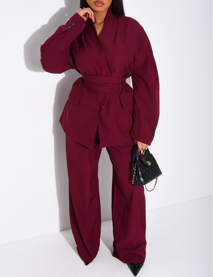 Ensemble de tailleur pantalon et blazer assorti d'une ceinture