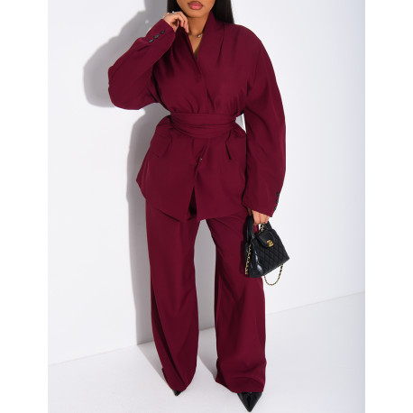 Ensemble de tailleur pantalon et blazer assorti d'une ceinture