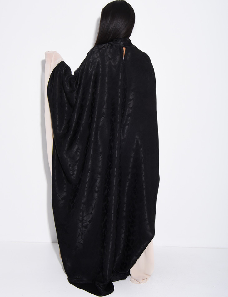 Abaya papillon en satin à motifs en relief et bordures en voile contrastant
