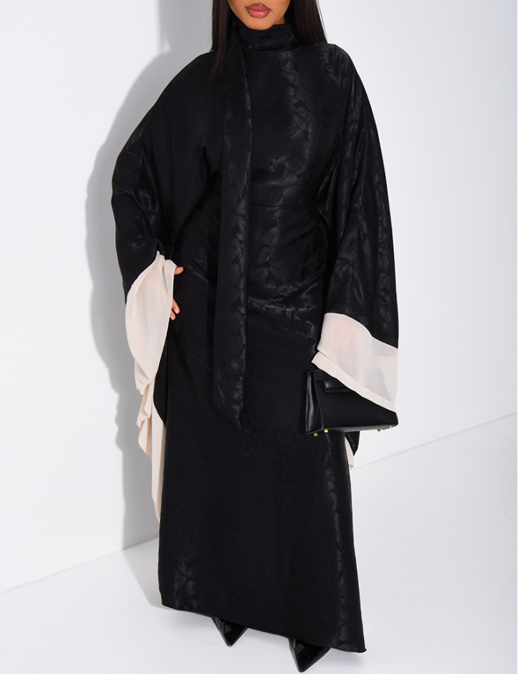Abaya papillon en satin à motifs en relief et bordures en voile contrastant