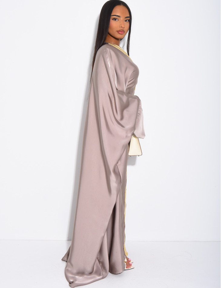 Abaya papillon en satin épais orné d'un liseré doré