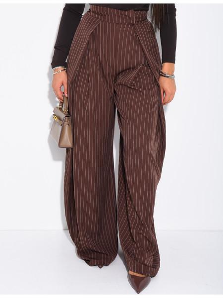 Pantalon de tailleur coupe large effet bouffant à rayures