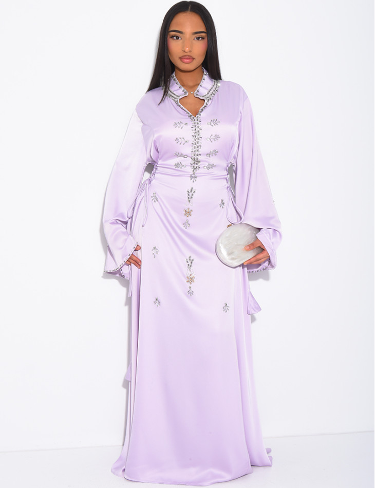 Abaya premium en satin ornée de cristaux et lacets