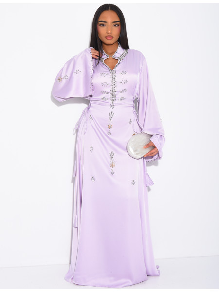 Abaya premium en satin ornée de cristaux et lacets