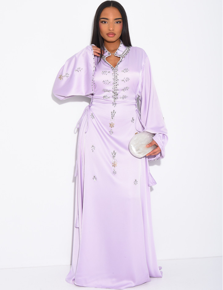 Abaya premium en satin ornée de cristaux et lacets