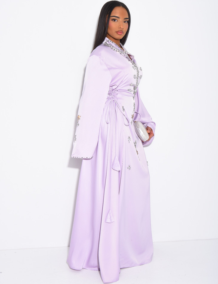 Abaya premium en satin ornée de cristaux et lacets