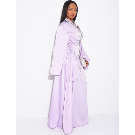 Abaya premium en satin ornée de cristaux et lacets