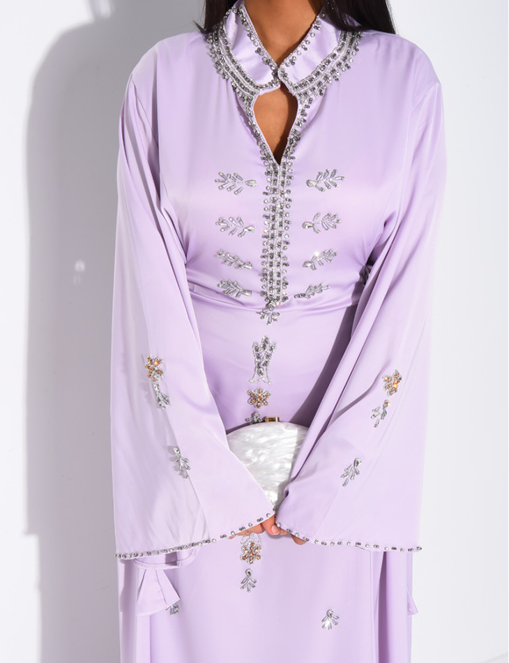 Abaya premium en satin ornée de cristaux et lacets