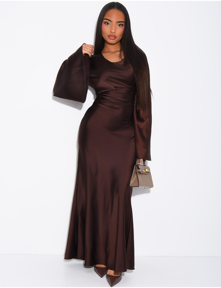 Langes Kleid aus Satin, das im Rücken gebunden wird Ausgestellte Ärmel