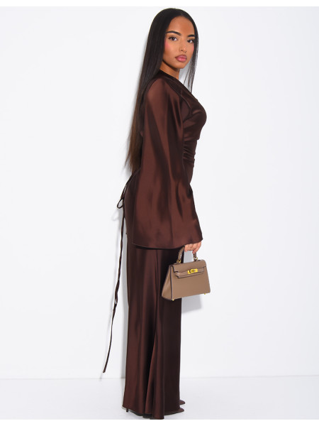 Langes Kleid aus Satin, das im Rücken gebunden wird Ausgestellte Ärmel