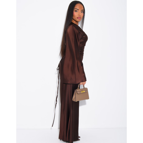 Langes Kleid aus Satin, das im Rücken gebunden wird Ausgestellte Ärmel