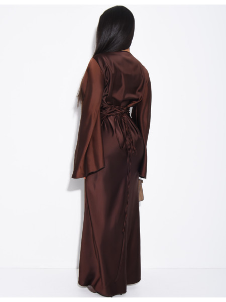 Langes Kleid aus Satin, das im Rücken gebunden wird Ausgestellte Ärmel