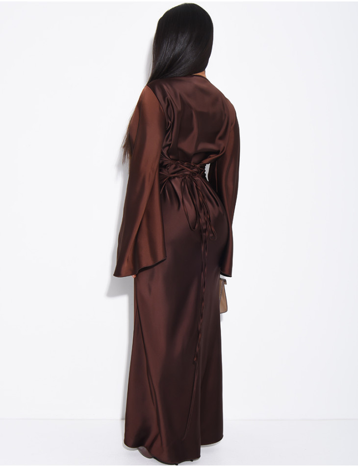 Langes Kleid aus Satin, das im Rücken gebunden wird Ausgestellte Ärmel