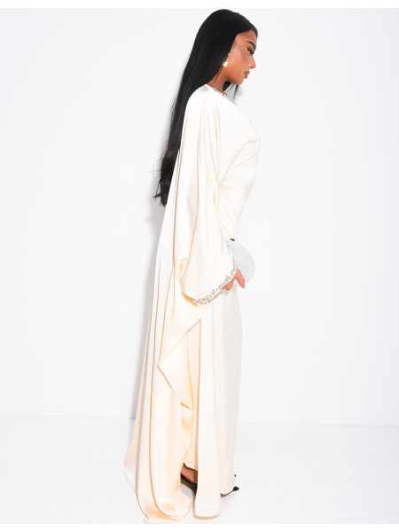 Abaya papillon en satin premium ornée de cristaux au col et sur les manches