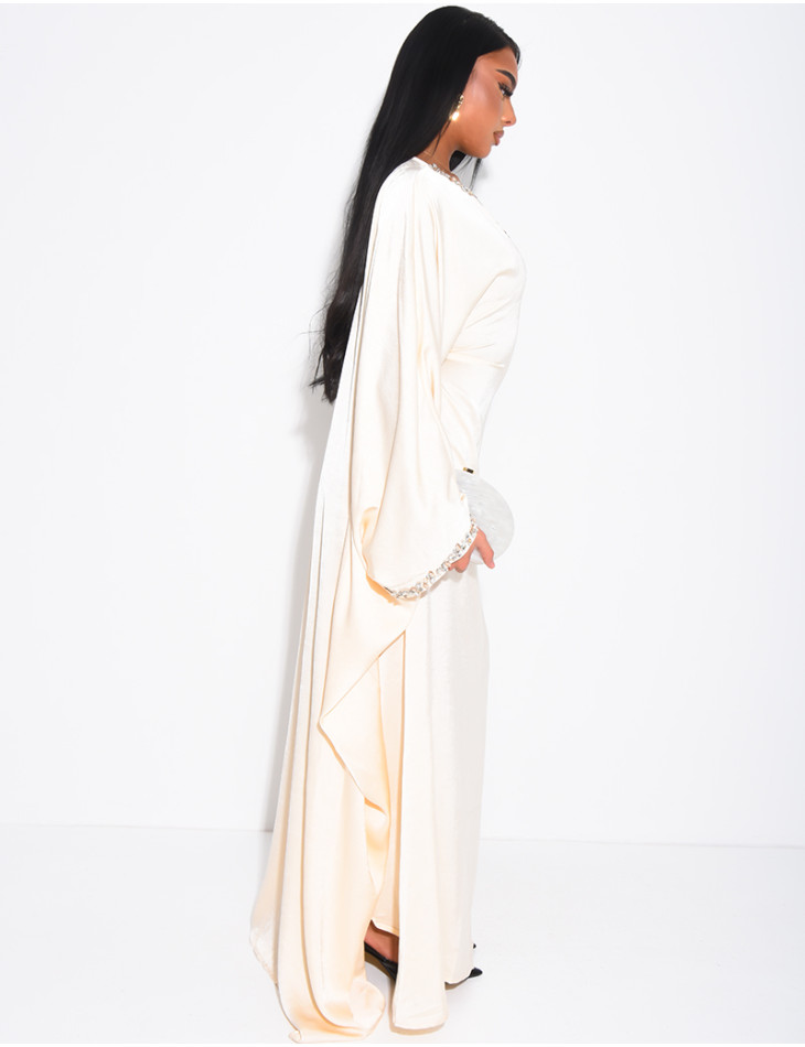 Abaya papillon en satin premium ornée de cristaux au col et sur les manches