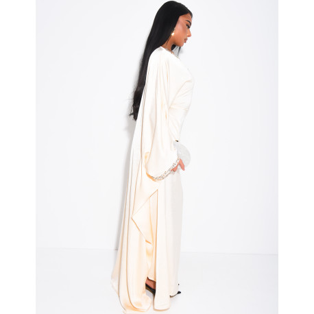 Abaya papillon en satin premium ornée de cristaux au col et sur les manches
