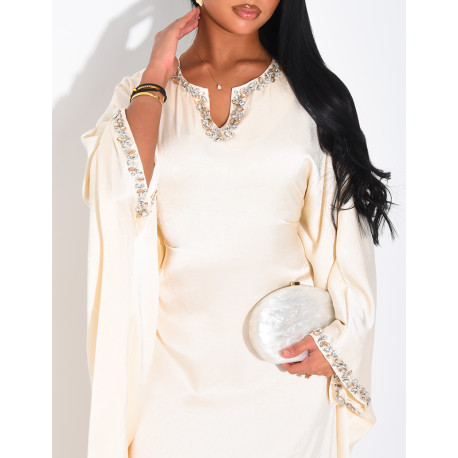 Abaya papillon en satin premium ornée de cristaux au col et sur les manches
