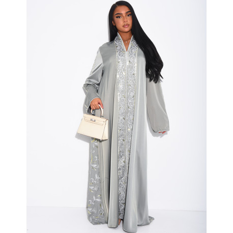 Premium-Abaya aus Satin mit Stickereien auf Vorder- und Rückseite