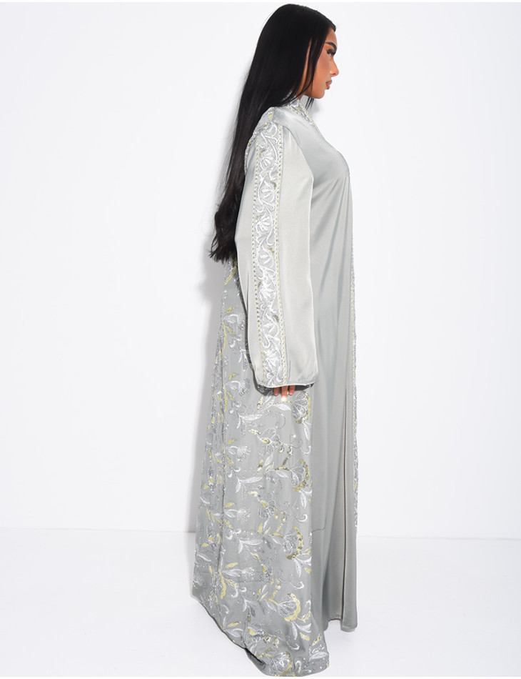 Premium-Abaya aus Satin mit Stickereien auf Vorder- und Rückseite