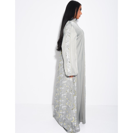Premium-Abaya aus Satin mit Stickereien auf Vorder- und Rückseite