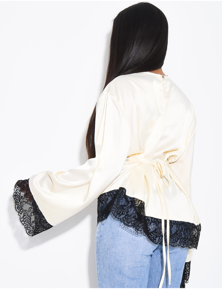 Top satiné manches longues noué dans le dos à bords en dentelle