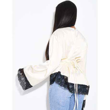 Top satiné manches longues noué dans le dos à bords en dentelle