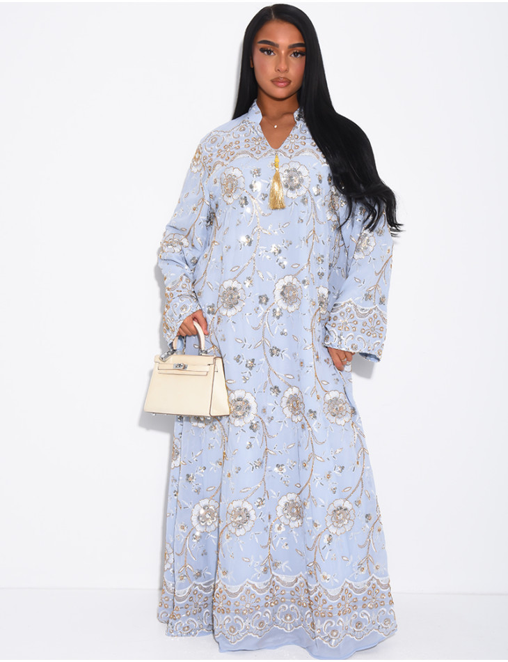 Weite Abaya mit goldenen Stickereien und Pompon