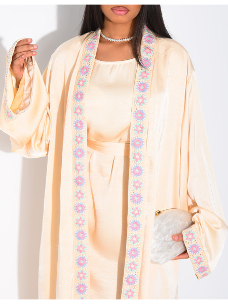 Set aus hochwertigem Satinkleid und Kimono mit Stickbordüren