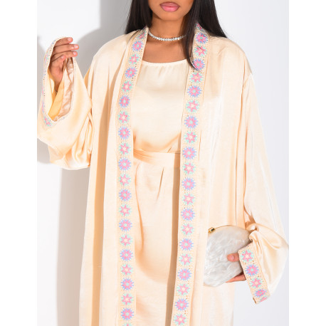 Set aus hochwertigem Satinkleid und Kimono mit Stickbordüren