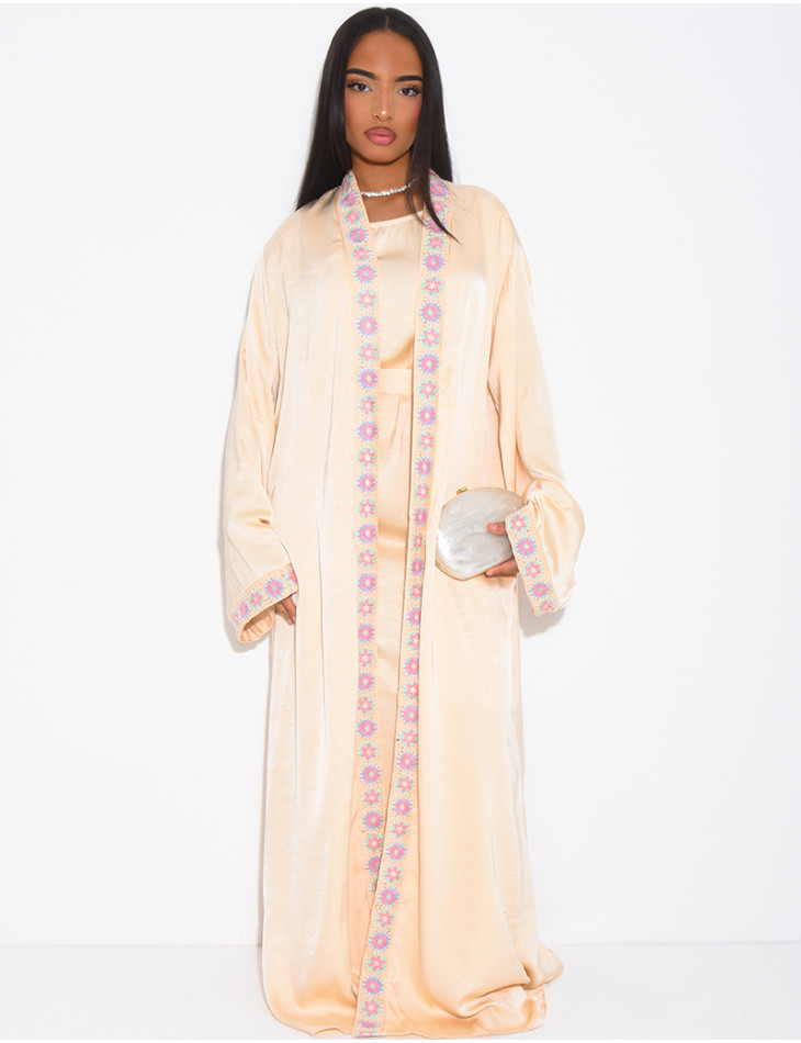 Set aus hochwertigem Satinkleid und Kimono mit Stickbordüren