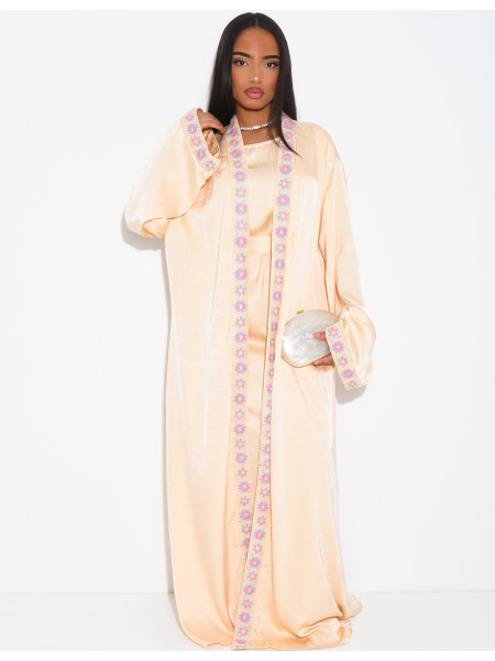 Set aus hochwertigem Satinkleid und Kimono mit Stickbordüren