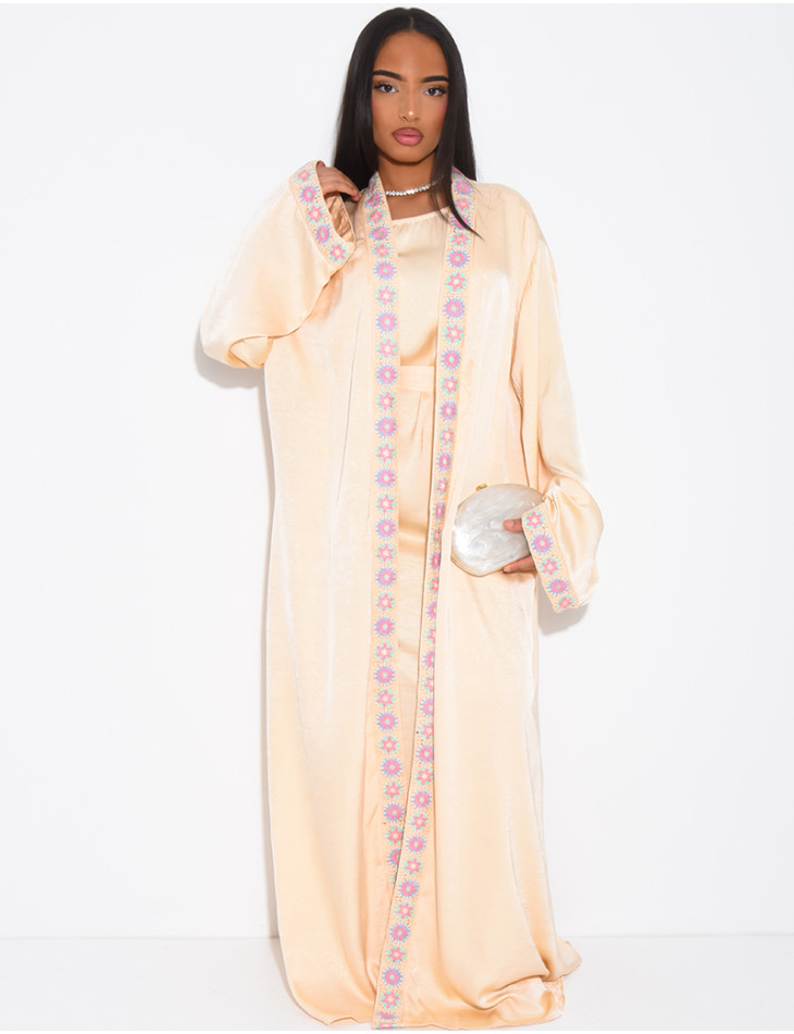 Set aus hochwertigem Satinkleid und Kimono mit Stickbordüren
