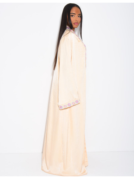 Set aus hochwertigem Satinkleid und Kimono mit Stickbordüren