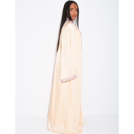 Set aus hochwertigem Satinkleid und Kimono mit Stickbordüren