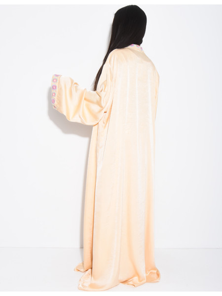 Set aus hochwertigem Satinkleid und Kimono mit Stickbordüren