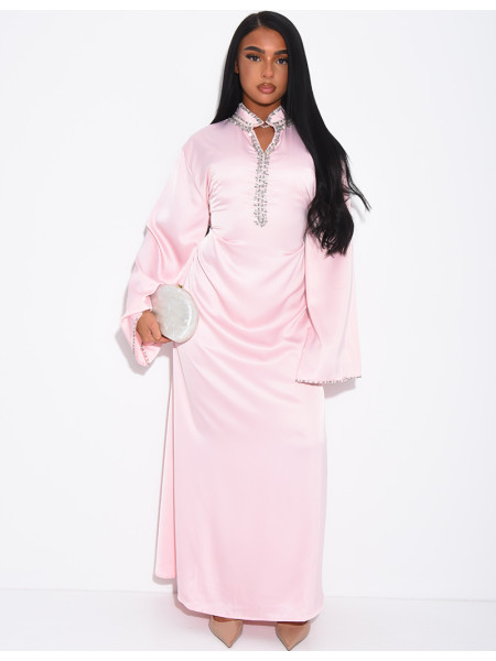 Hochwertige Satin-Abaya mit handgestickten Kristallen und Taillengürtel