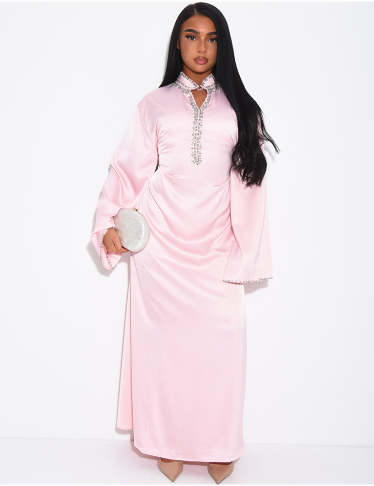 Hochwertige Satin-Abaya mit handgestickten Kristallen und Taillengürtel