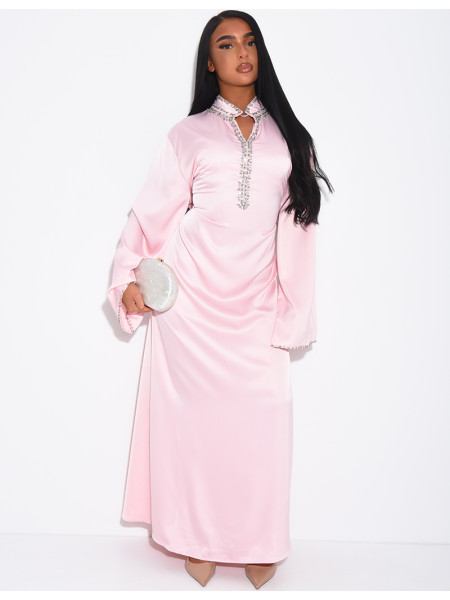 Hochwertige Satin-Abaya mit handgestickten Kristallen und Taillengürtel