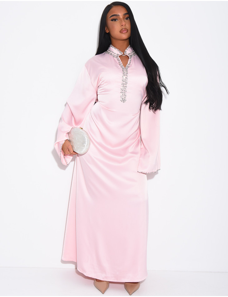 Hochwertige Satin-Abaya mit handgestickten Kristallen und Taillengürtel