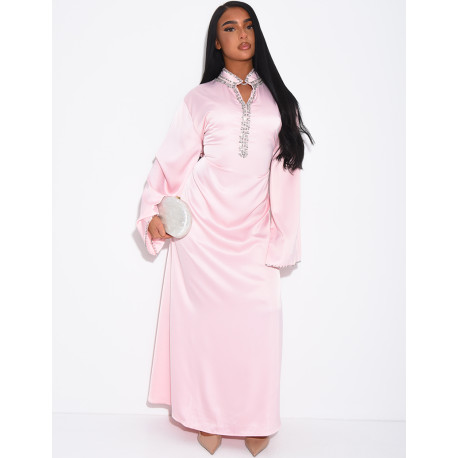 Hochwertige Satin-Abaya mit handgestickten Kristallen und Taillengürtel