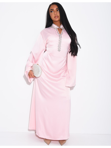 Hochwertige Satin-Abaya mit handgestickten Kristallen und Taillengürtel