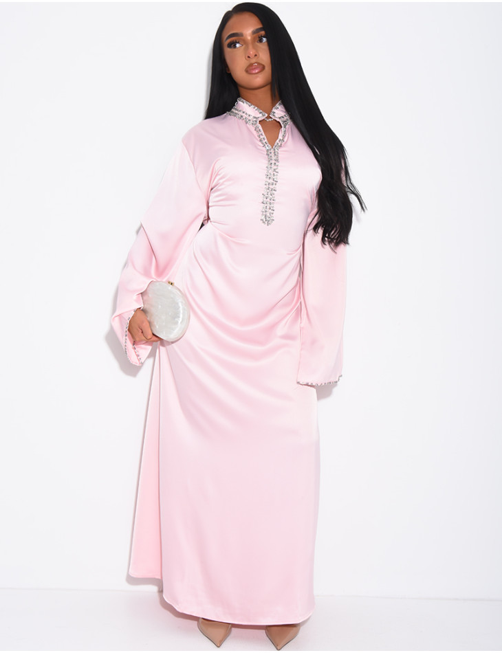 Hochwertige Satin-Abaya mit handgestickten Kristallen und Taillengürtel