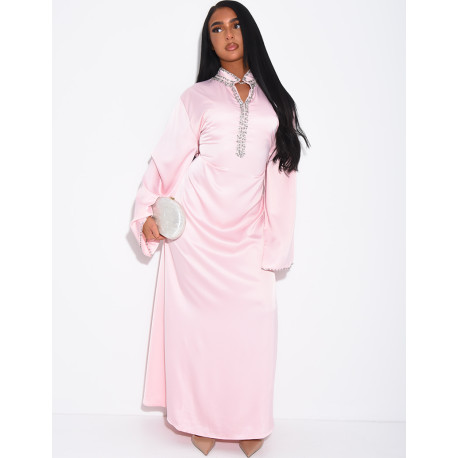 Hochwertige Satin-Abaya mit handgestickten Kristallen und Taillengürtel