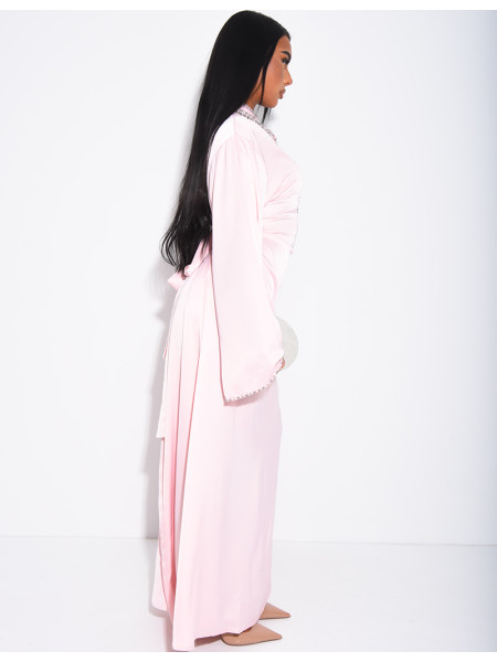 Hochwertige Satin-Abaya mit handgestickten Kristallen und Taillengürtel