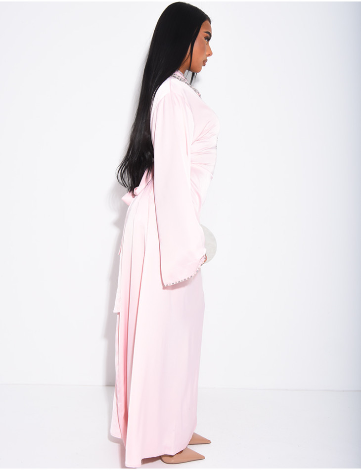 Hochwertige Satin-Abaya mit handgestickten Kristallen und Taillengürtel