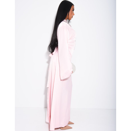 Hochwertige Satin-Abaya mit handgestickten Kristallen und Taillengürtel